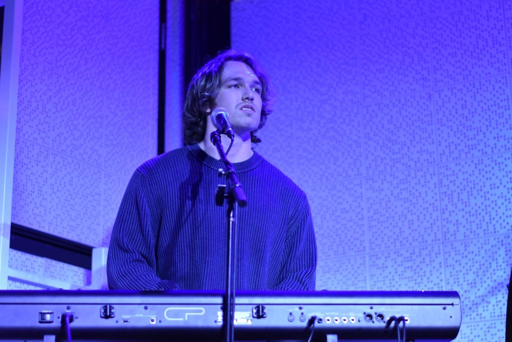 Keyboardist playing in Nashville
