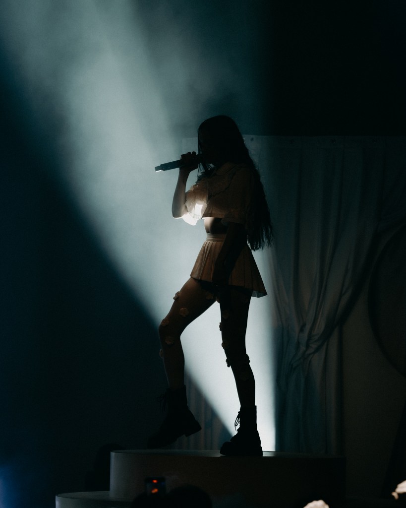 Poppy singing in Nashville - Credit Alana Lopez