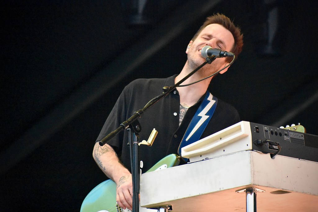 ๐ ๐๐๐๐ฌ ๐๐ฅ๐๐๐๐ข๐ ๐๐๐ฅ๐ง performing with Bleachers at Hinterland Music Festival 2025