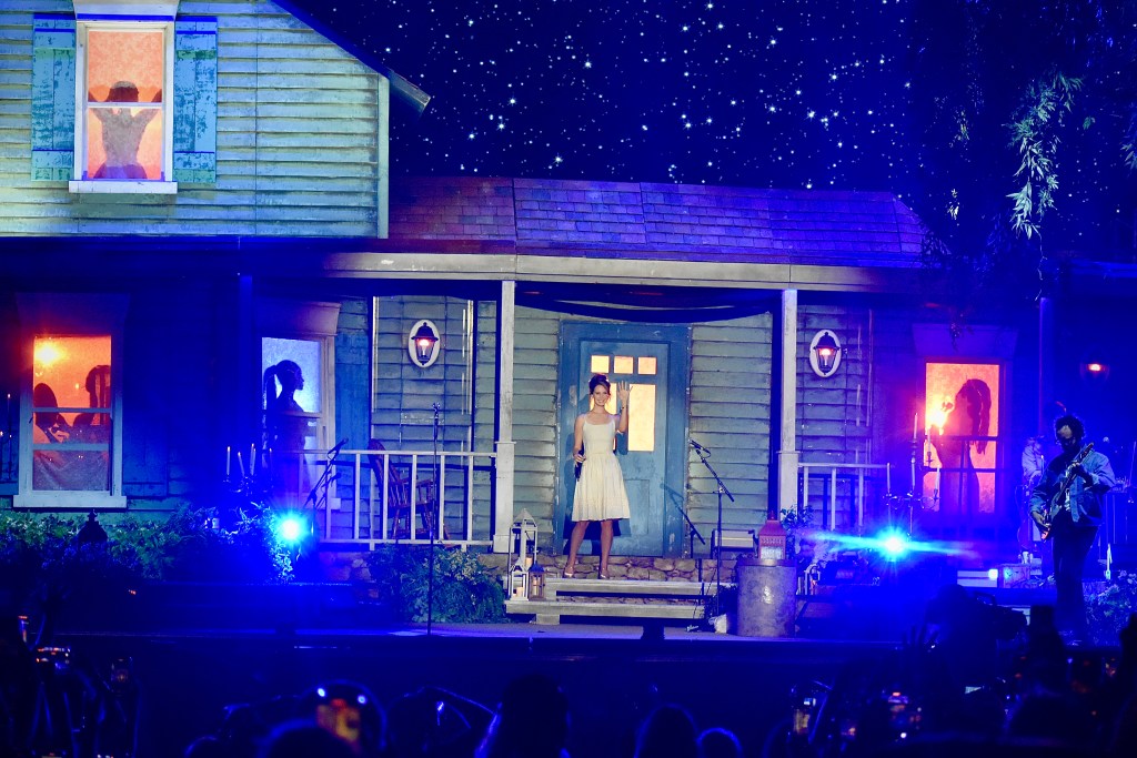 Lana Del Rey waiving to crowd as she enters Hinterland Music Festival 2025