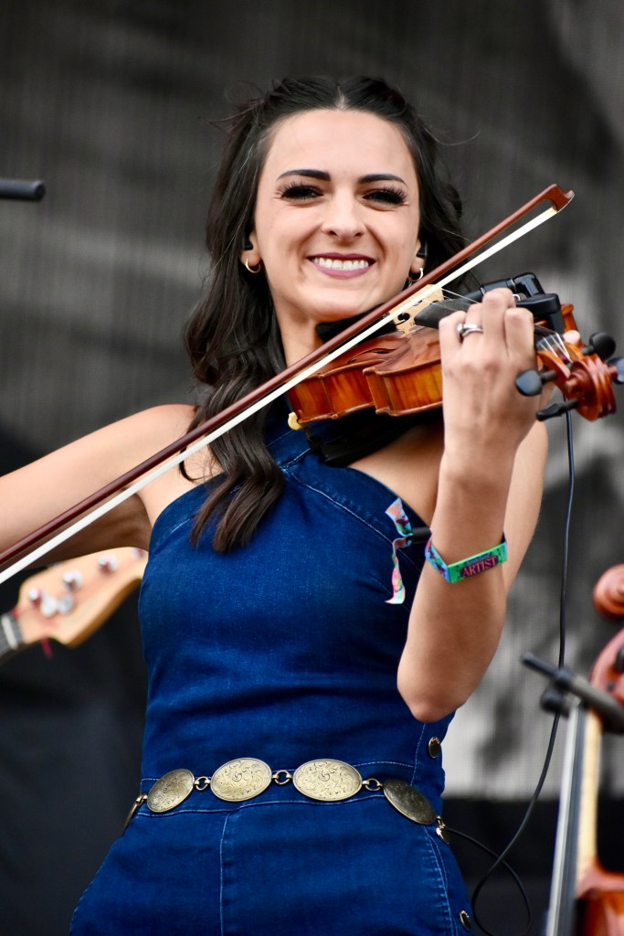 Kenzie Sue Miracle playing fiddle with Wyatt Flores at Hinterland Music Festival 2025