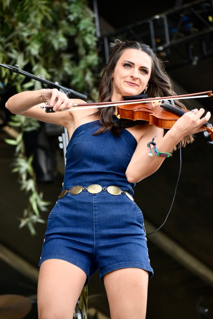 Kenzie Sue Miracle playing fiddle with Wyatt Flores at Hinterland Music Festival 2025