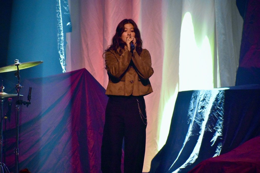 Jade LeMac Singing At The Pinnacle In Nashville