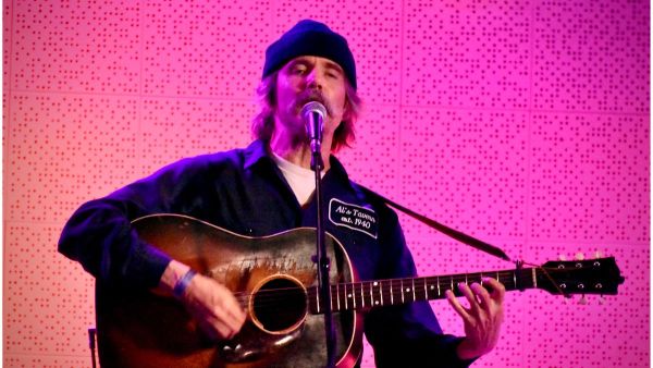 Dean Johnson Singing at the blue room in nashville