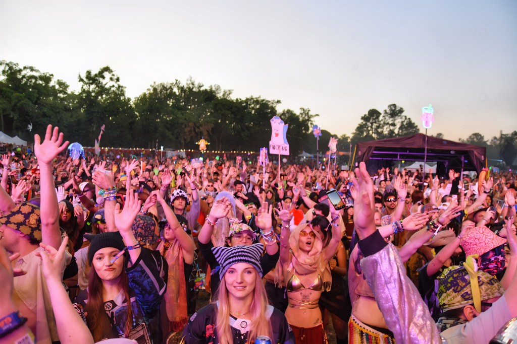 Crowd cheers as AHEE takes the stage at Hulaween 2026