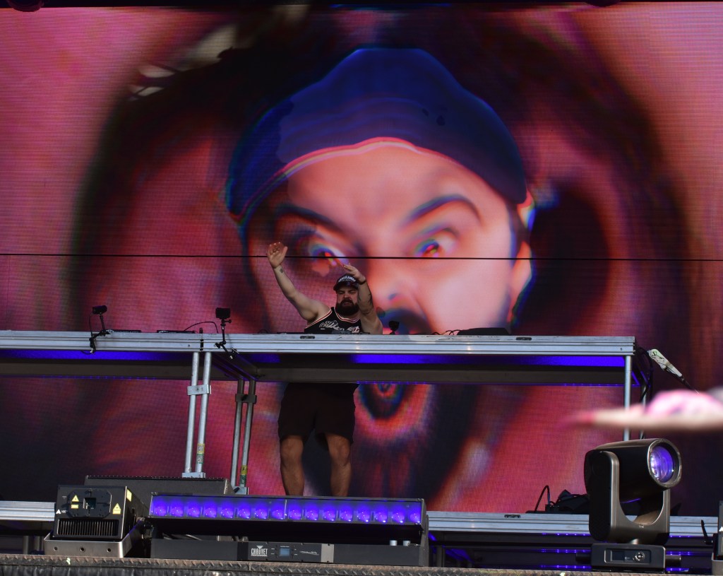 Heyz performing at Hulaween 2026