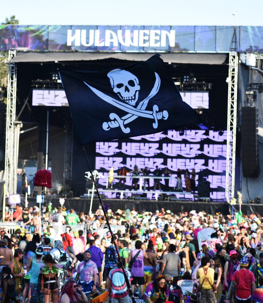 Heyz performing at Hulaween 2026