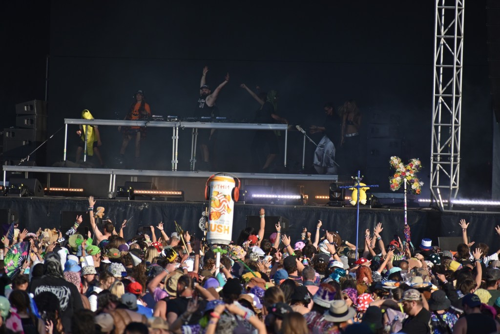 Heyz performing at Hulaween 2026