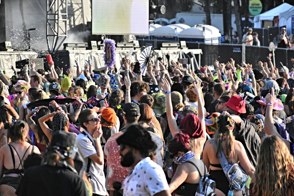 Heyz performing at Hulaween 2026