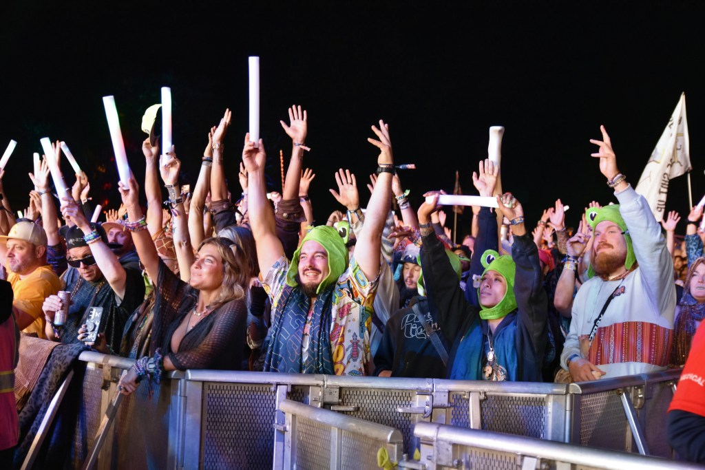 Fans cheer for Pretty Lights at Hulaween 2026